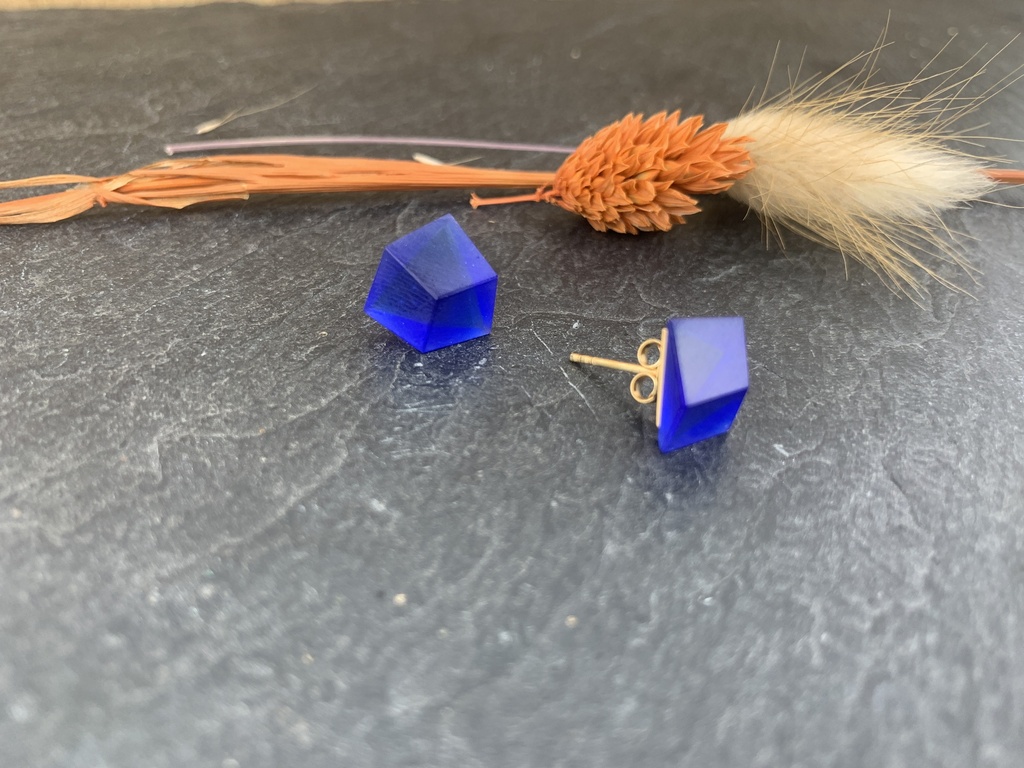 Boucles d'Oreilles en Verre Bleu Roi [0046]