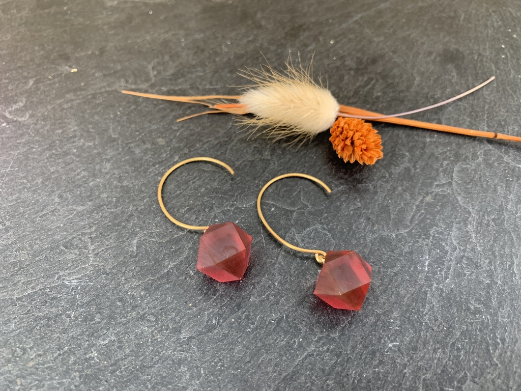 Boucles d'Oreilles en Verre Bordeaux [0054]