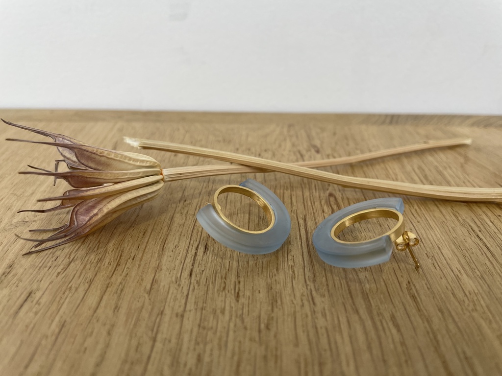 Boucles d'Oreilles en Verre Bleu Clair [0066]