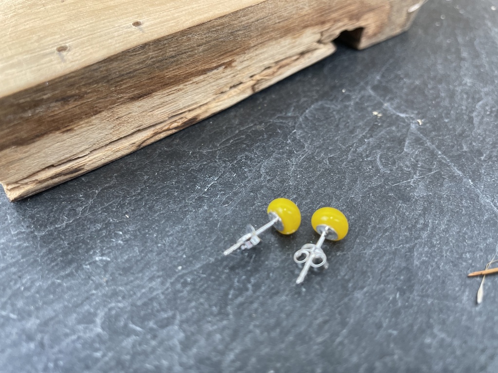 Puces d'Oreilles en Verre Jaune [0028]