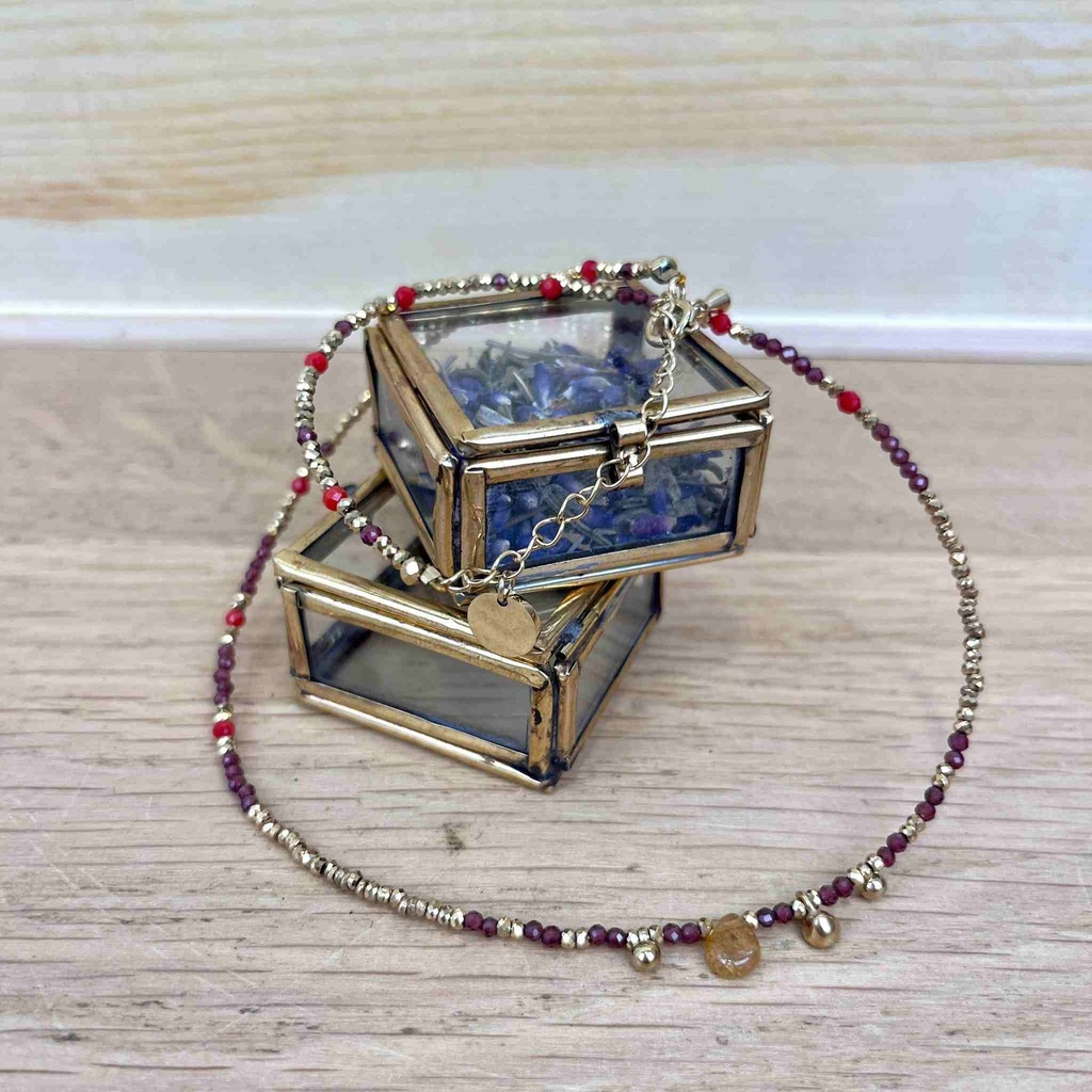 Collier 'Gabrielle' Laiton Doré, Corail Rouge & Grenat - Belle Mais Pas Que