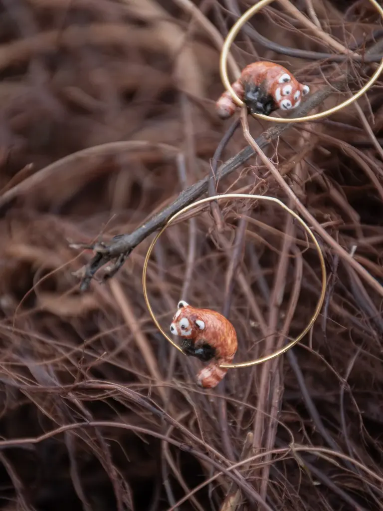 Petites boucles d'oreilles créoles 'Panda Roux' - Nach