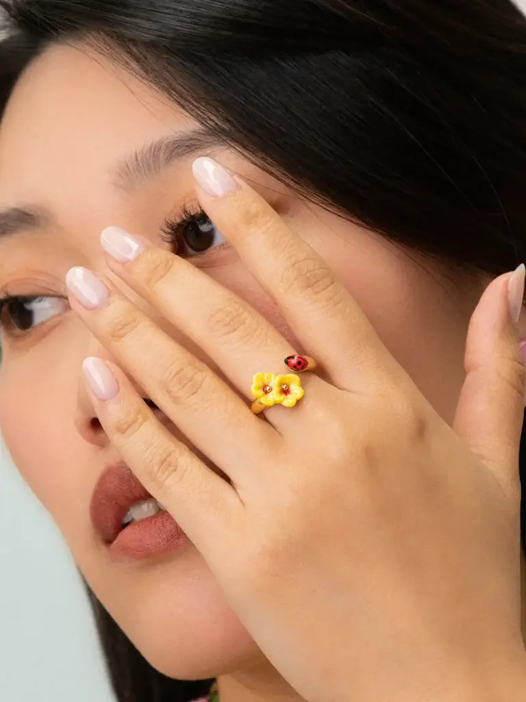 Bague 'Hibiscus et Coccinelle' – Nach