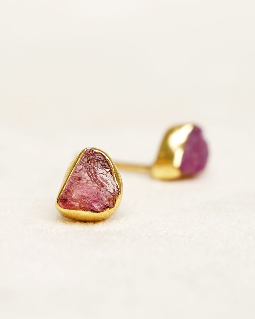 Puces d'Oreilles Juillet Argent Plaqué Or & Ruby - Muja Juma