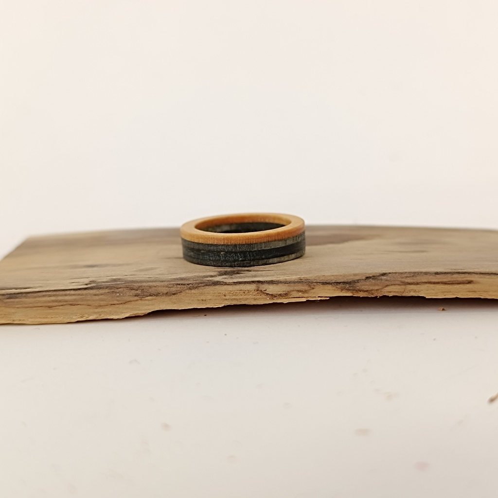 Bague en Skateboard Recyclé [0005]