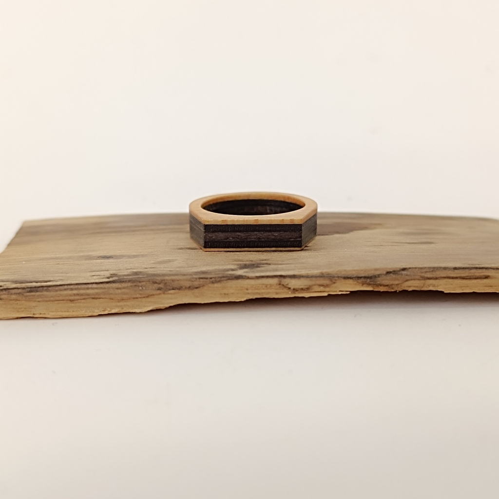 Bague en Skateboard Recyclé [0029]