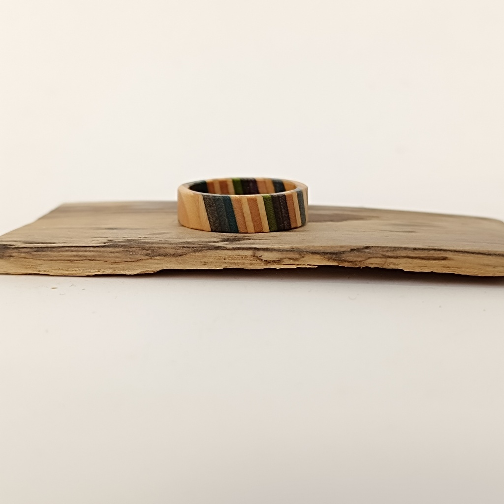 Bague en Skateboard Recyclé [0038]
