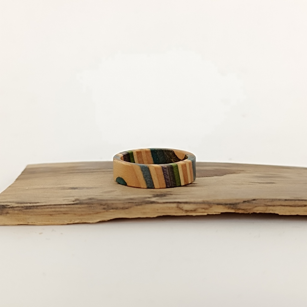 Bague en Skateboard Recyclé [0041]
