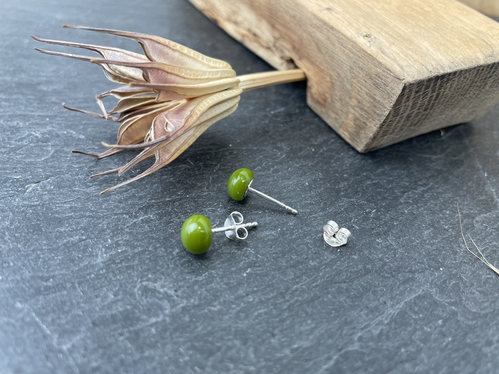 [Beira-0090-F-KAKI] Puces d'Oreilles en Verre Kaki [0020]