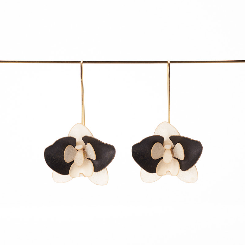 [PACA-ORQ-PD002-06] Boucles d'Oreilles Orchidée Noir Laiton & Parchemin - Paca Peca