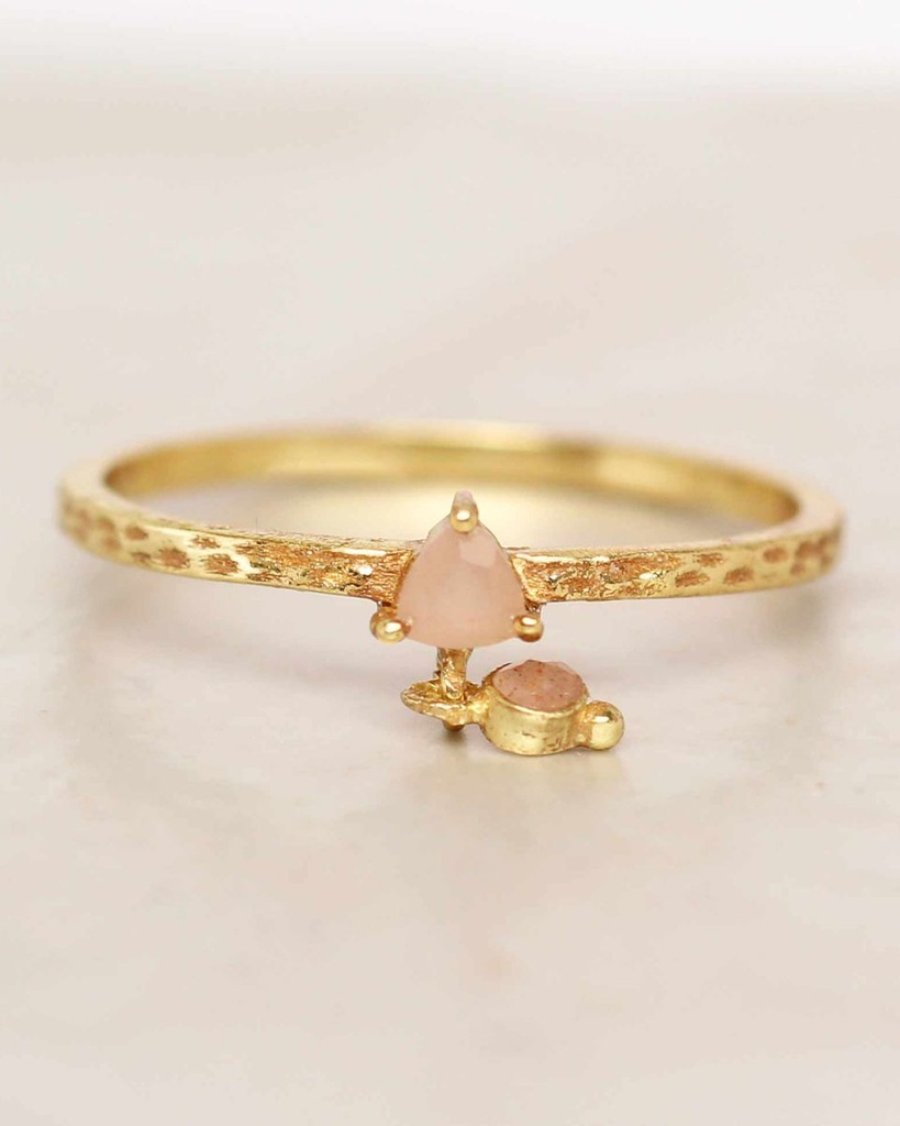 [MUJA-4164-GB-4-056] Bague Triangle Pendentif Argent Plaqué Or & Pierre de Lune Pêche - Muja Juma