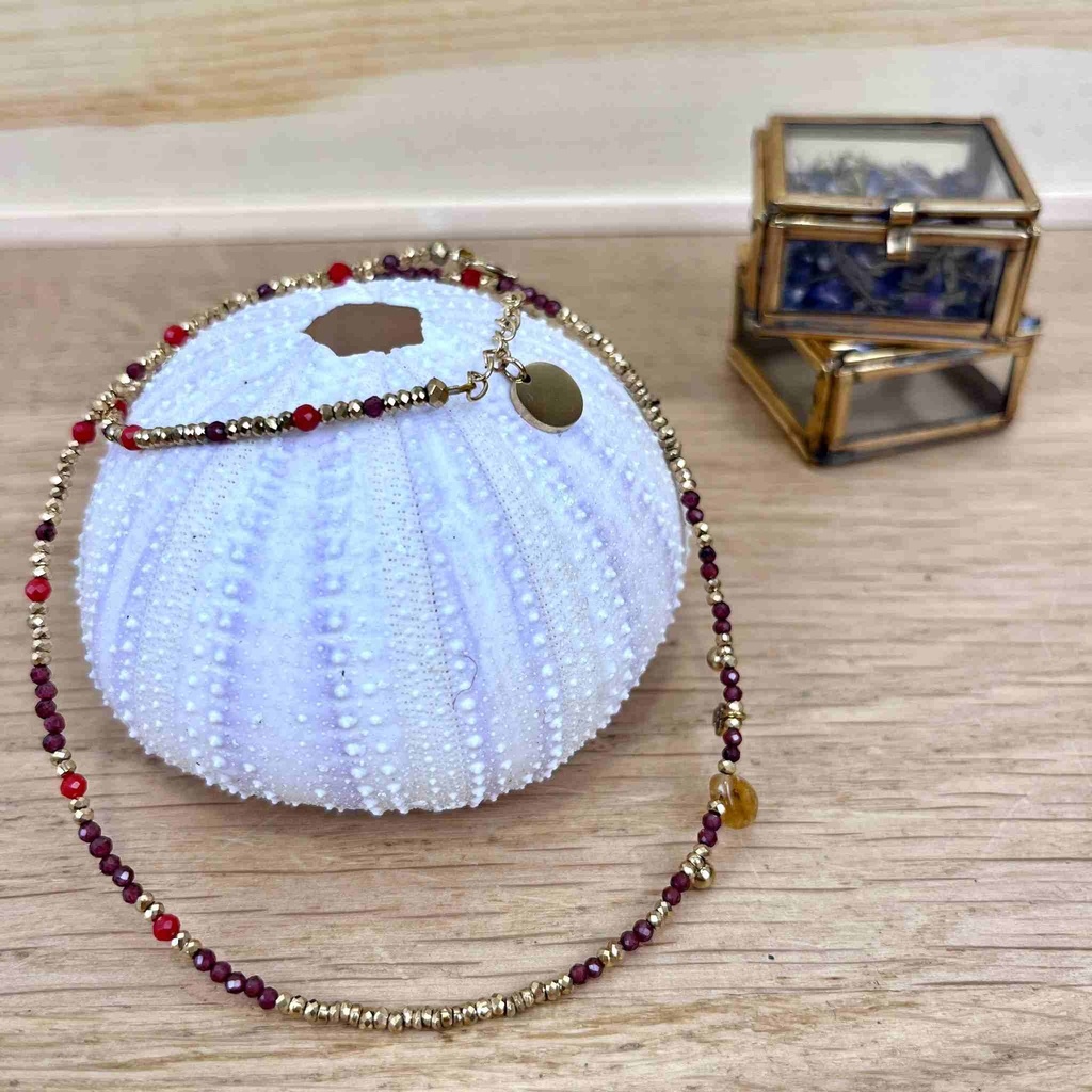 [BELLE-PK2-GABR-C4RE] Collier 'Gabrielle' Laiton Doré, Corail Rouge & Grenat - Belle Mais Pas Que