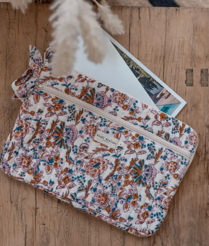 [BIND-PO13_KIA_BLO] Pochette d'ordinateur 'Kiala Bloom' – Bindi Atelier