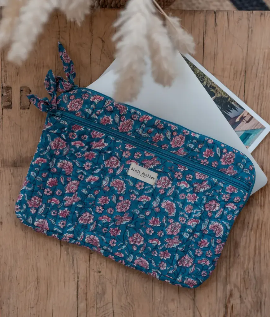 [BIND-PO13_EDE_AQU] Pochette d'ordinateur 'Edel Aqua' – Bindi Atelier