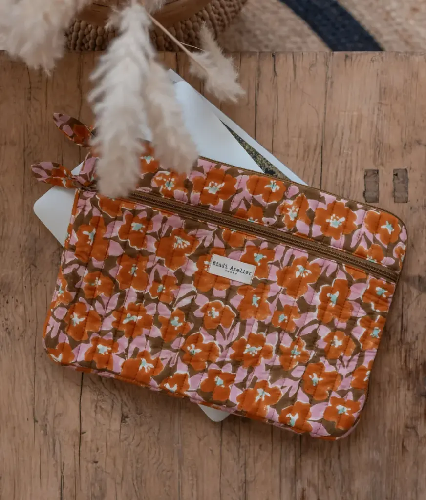 [BIND-PO13_POS_CAN] Pochette d'ordinateur 'Posy Canelle' – Bindi Atelier